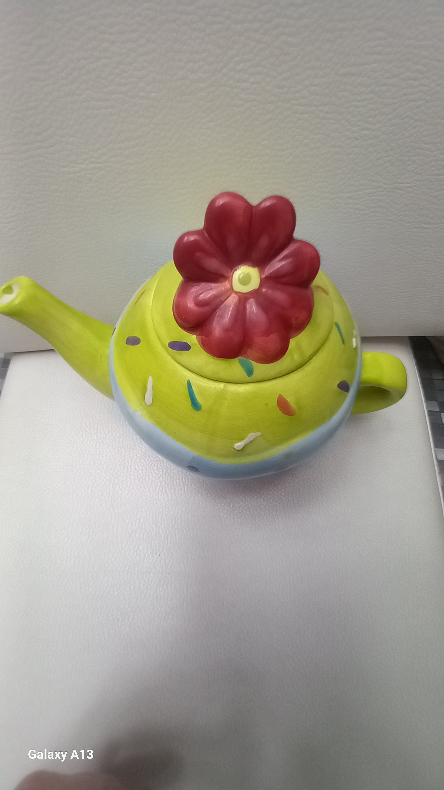 Dettaglio decorazioni motivi dolci teiera colorata