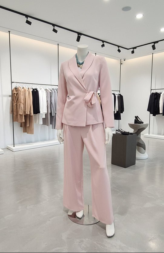 Tailleur Rosa Pastello con Giacca Avvolgente e Pantaloni a Palazzo - GrazieGio